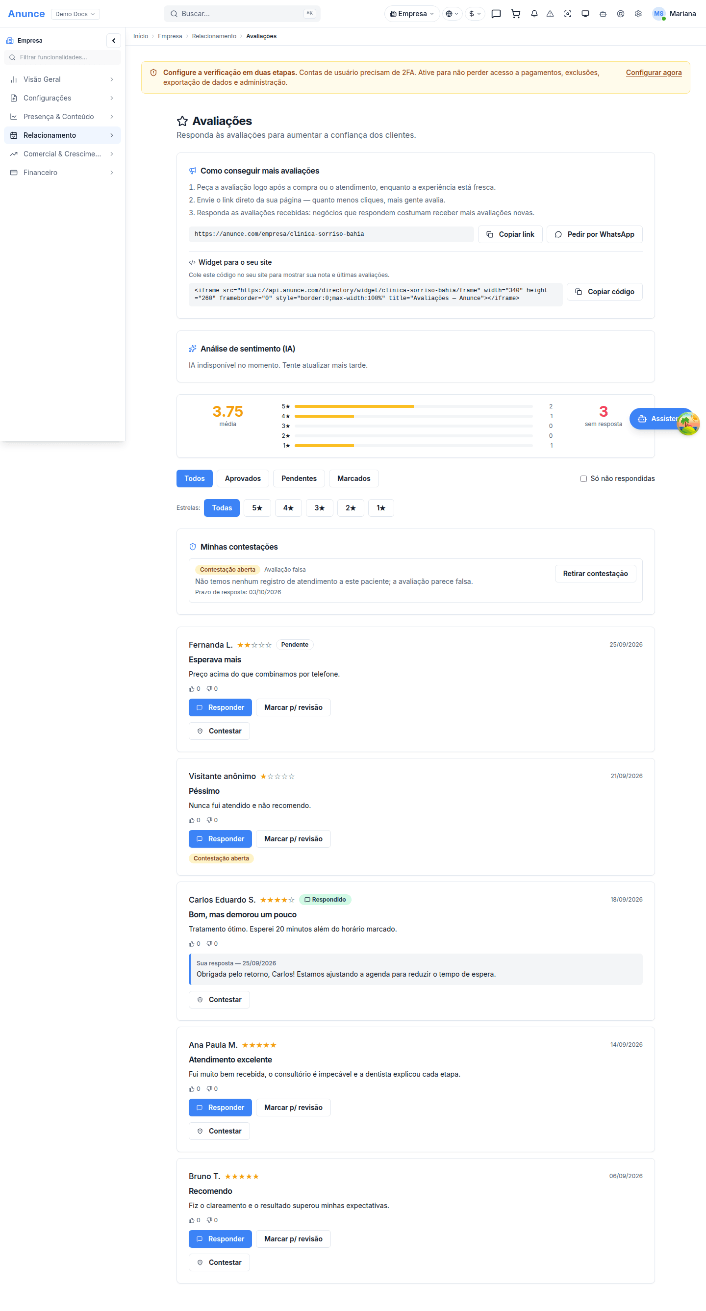 Painel de avaliações com resumo de notas, índice de resposta e lista de avaliações